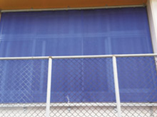 画像：ビルの窓　日除けカーテン