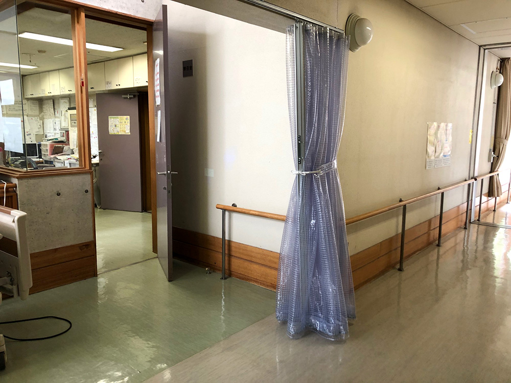 画像:老人介護施設内の空調用間仕切りカーテン