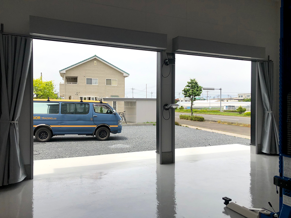 画像:自動車整備場入口の間仕切りカーテン新設工事(防音)