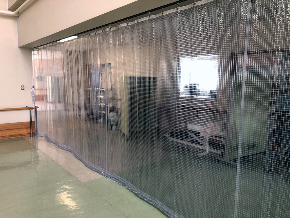 画像:老人介護施設内の空調用間仕切りカーテン