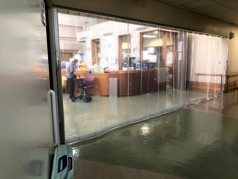 画像:老人介護施設内の空調用間仕切りカーテン