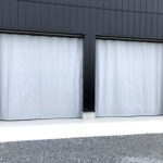 画像：自動車整備場入口の間仕切りカーテン新設工事（防音）