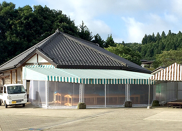画像:店舗の室温調整用にビニール間仕切り新設工事