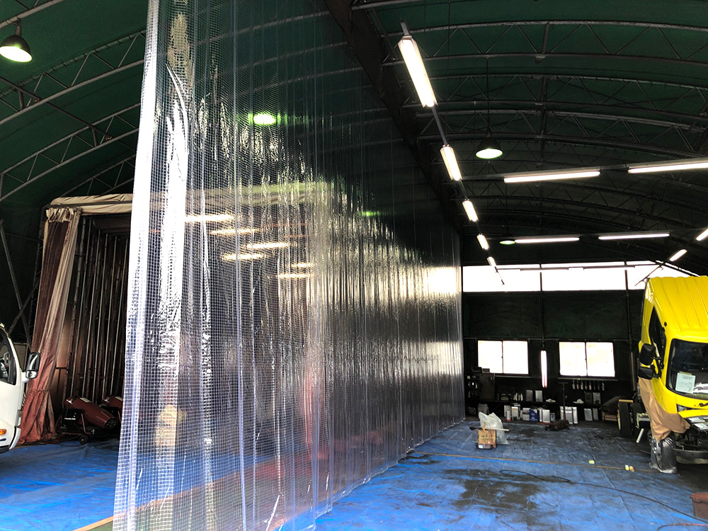 画像：大型自動車整備工場の間仕切りカーテン生地張替工事