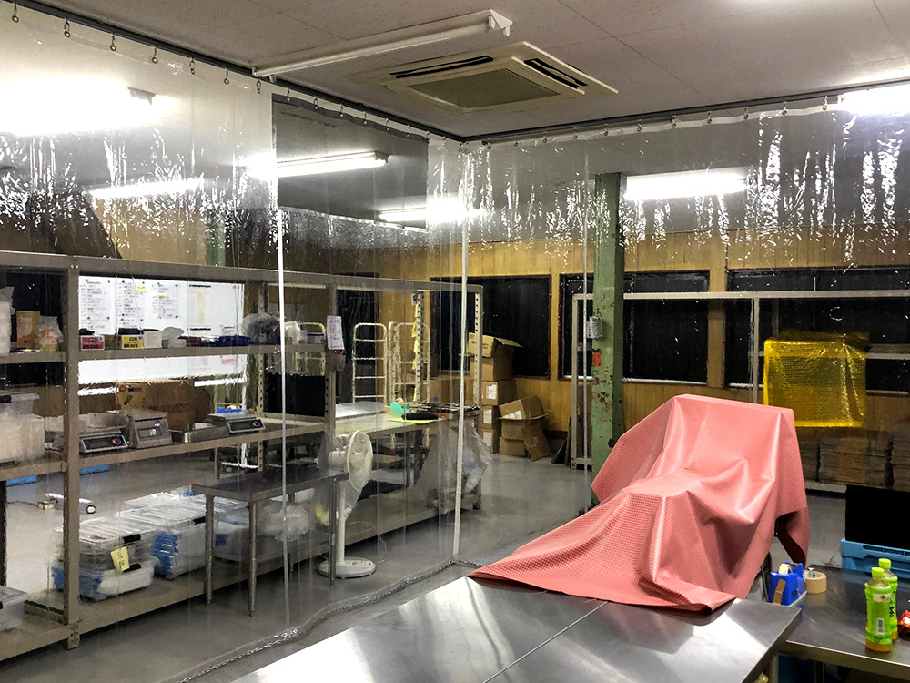 画像:食品工場内クリーンルーム用間仕切りビニールカーテン新設工事