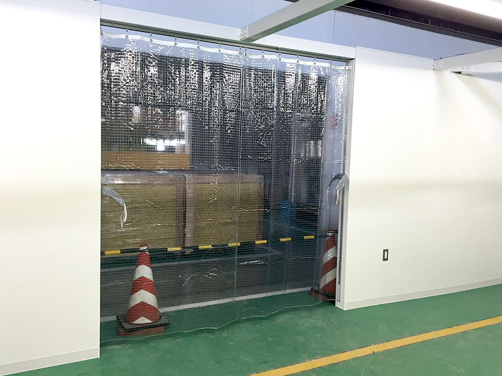 画像:オーソドックスな間仕切りカーテンの新設工事