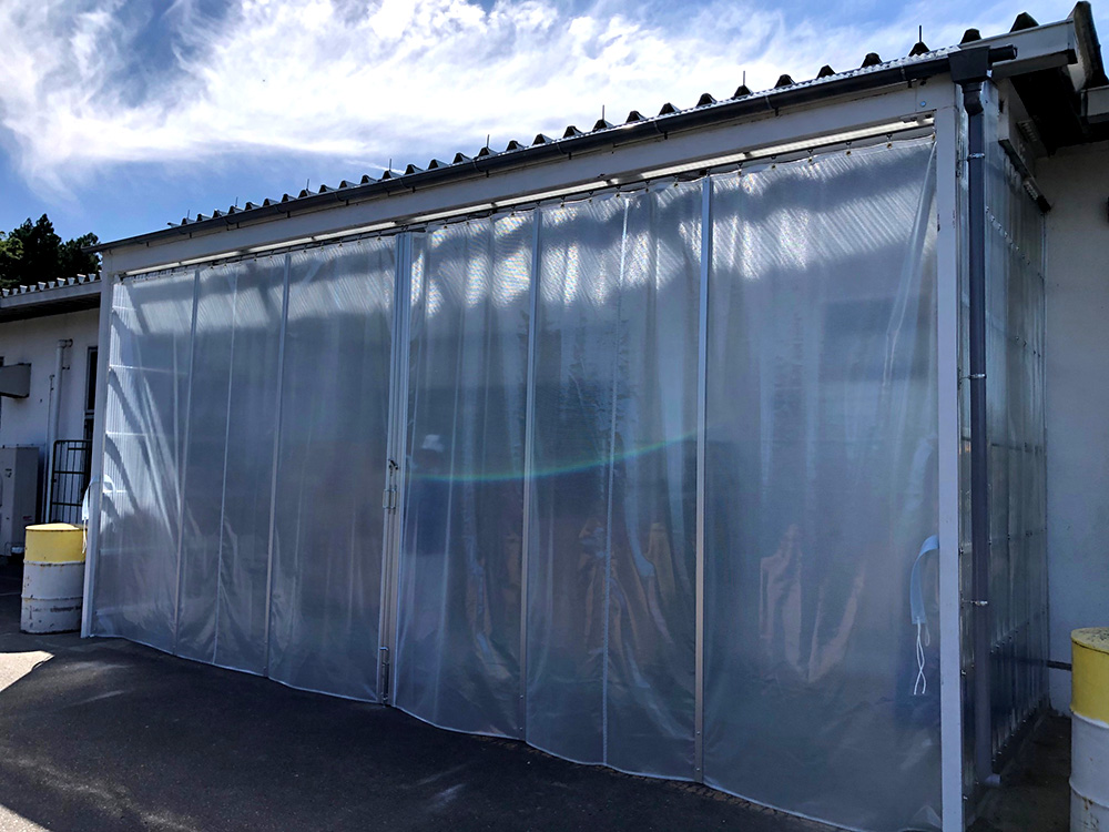 画像:既存建屋下屋部間仕切りカーテン