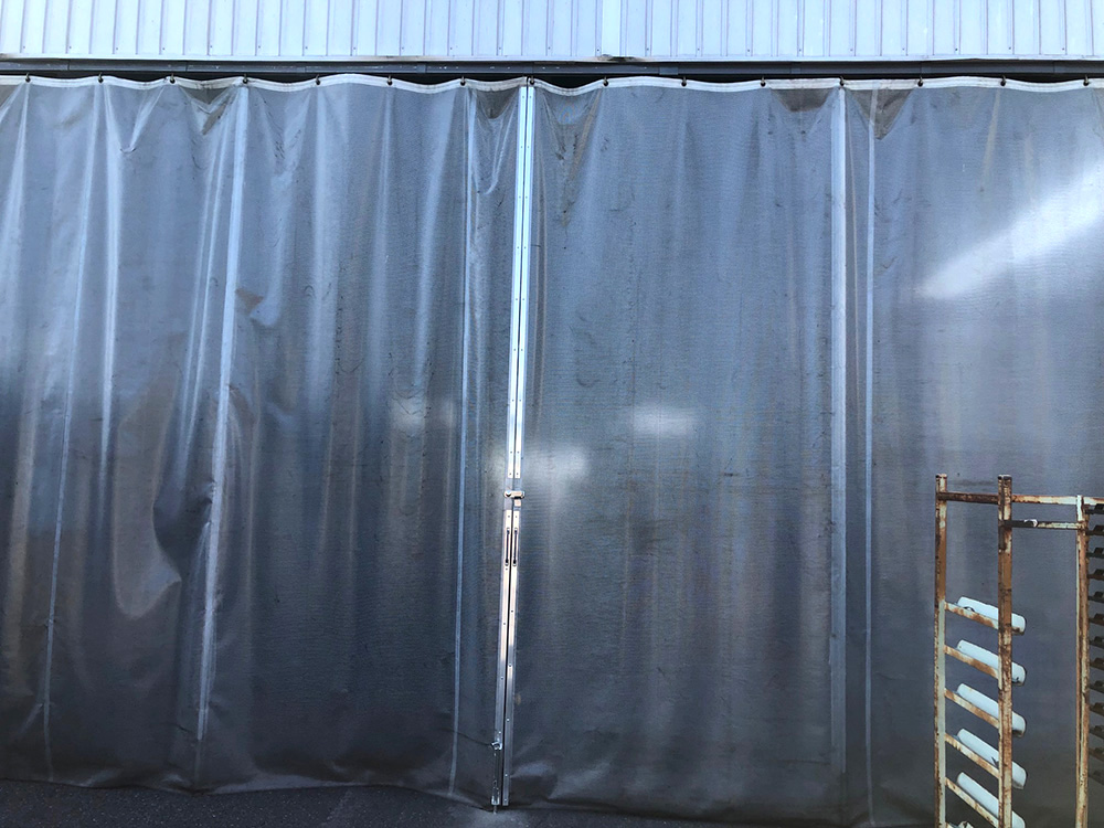 画像：芯材式間仕切りカーテン改修工事