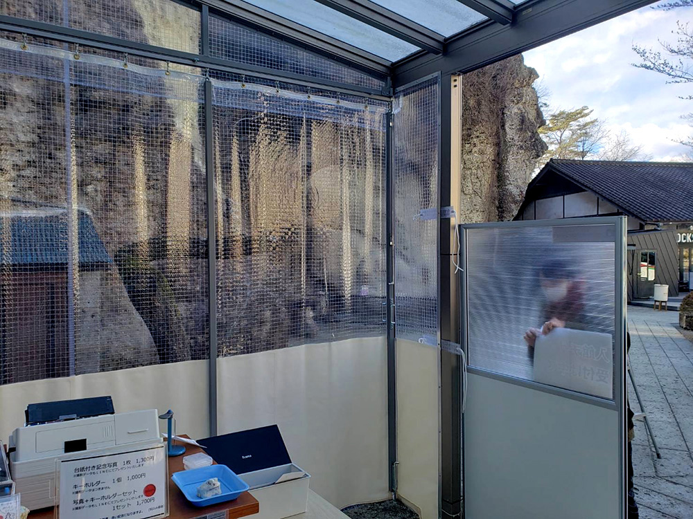画像：野外の風除けマグネット式間仕切りカーテン