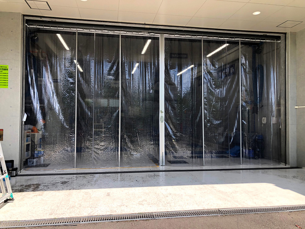 画像：大学内自動車整備場入口間仕切りカーテン